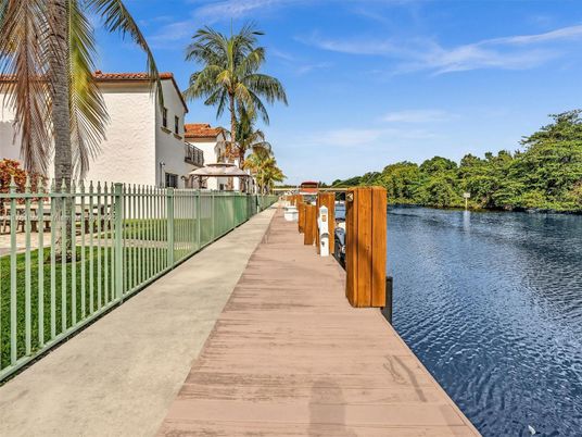 Exterior, Lake