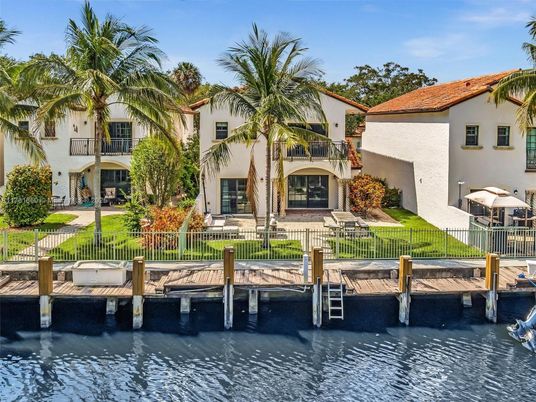Exterior, Lake