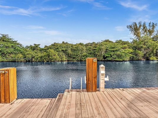 Exterior, Lake