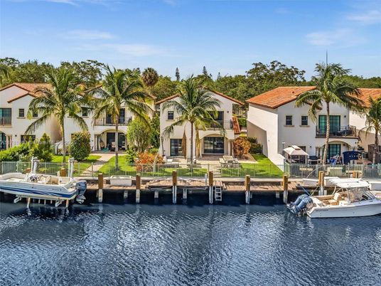 Exterior, Lake