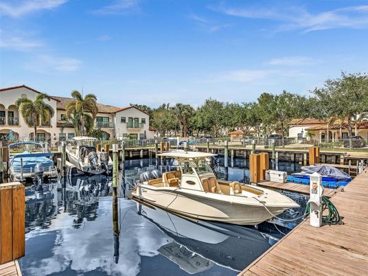 Exterior, Lake