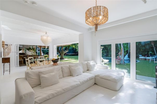 Chandelier, Dining room, Interior, Living room