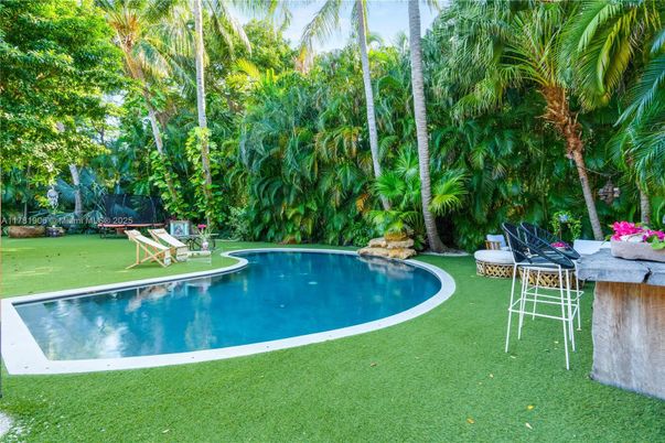 Exterior, Playground, Pool