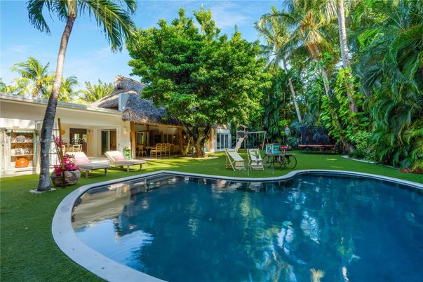 Exterior, Playground, Pool