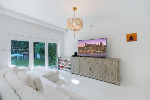 Chandelier, Interior, Living room