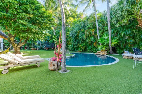 Exterior, Playground, Pool