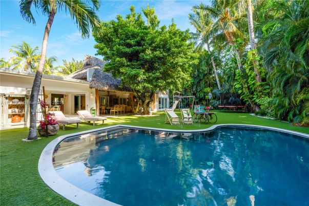 Exterior, Playground, Pool