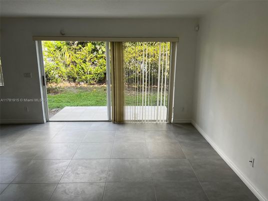 Empty room, Interior