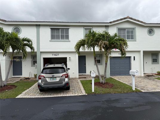 Attached, Exterior, Facade, Mediterranean