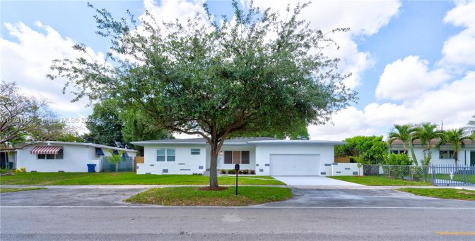 Attached, Exterior, Facade, Ranch