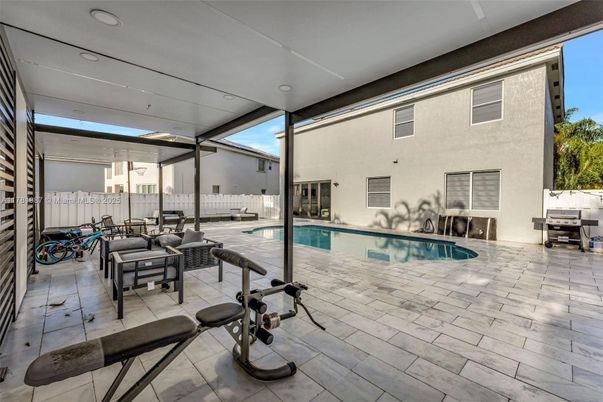 Exterior, Fitness Equipment, Pool