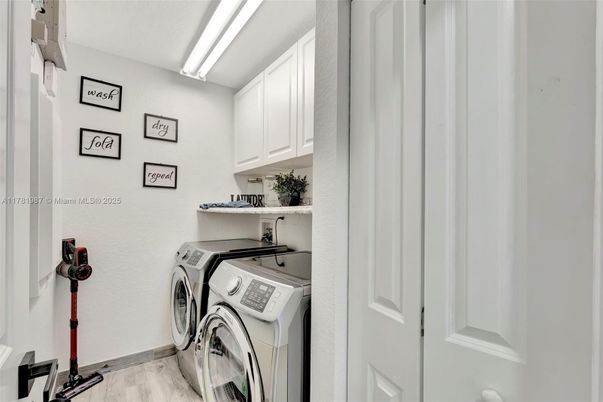 Interior, Washer, Wood Texture Flooring