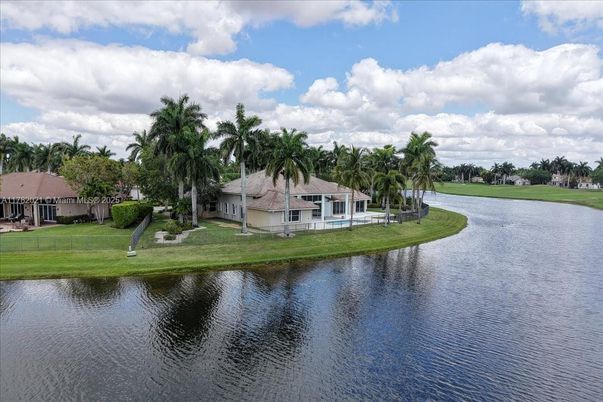 Exterior, Lake