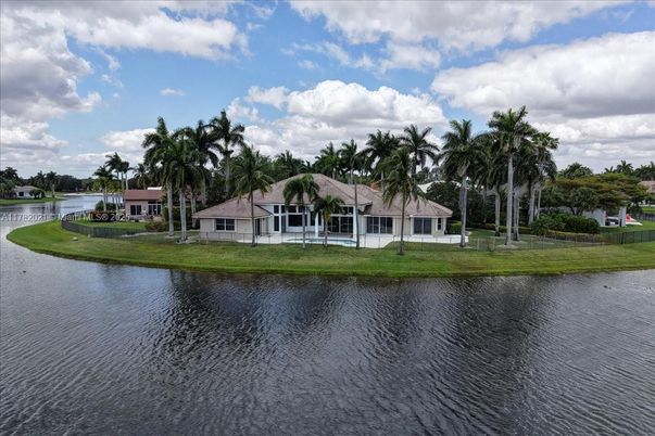 Exterior, Lake