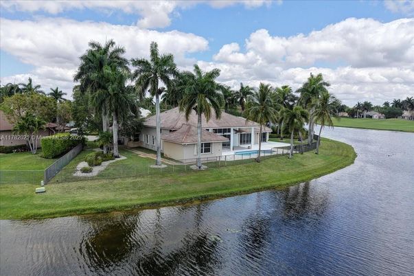 Exterior, Lake