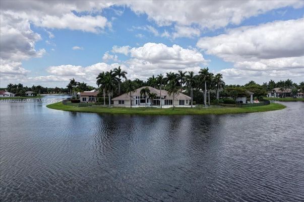 Exterior, Lake