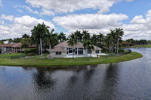 Exterior, Lake