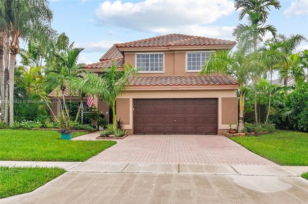 Attached, Exterior, Facade, Mediterranean