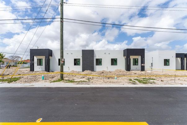 Exterior, Facade, Modern