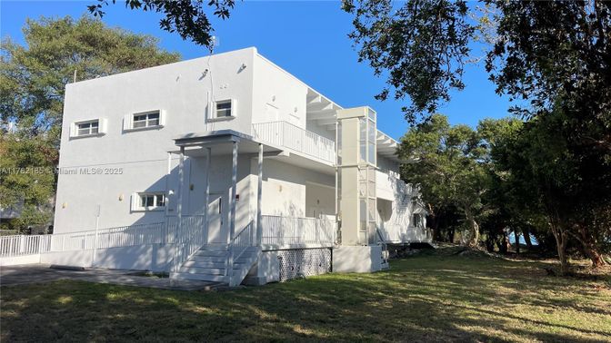 Backyard, Exterior, Facade, Modern