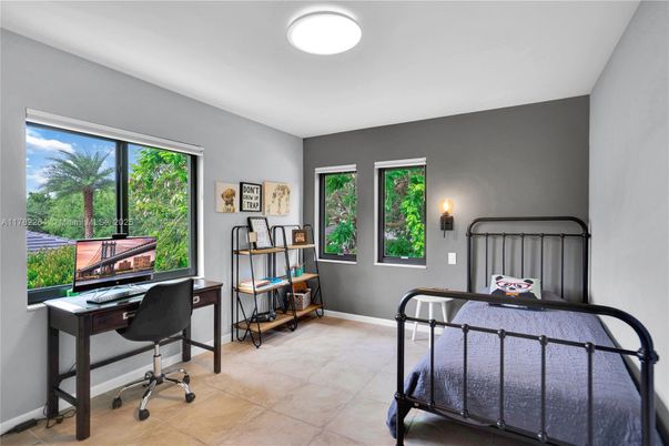 Home Office, Interior