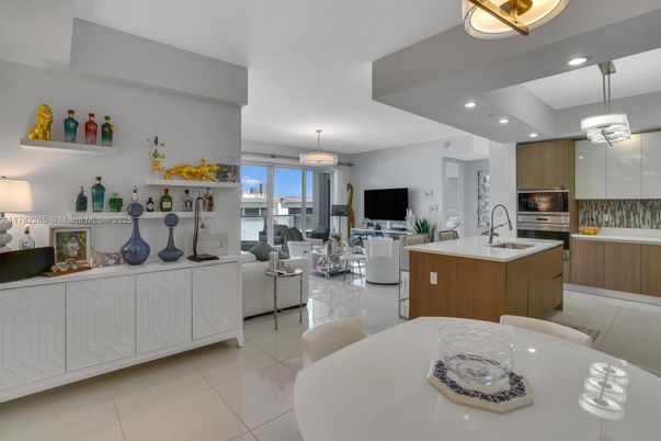 Dining room, Interior, Kitchen, Living room, Pendant Lights, Recessed Lighting, Stainless Steel Appliances