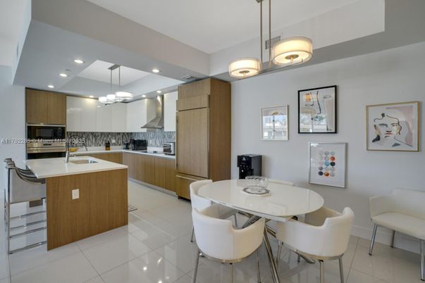 Dining room, Interior, Kitchen, Pendant Lights, Recessed Lighting, Stainless Steel Appliances