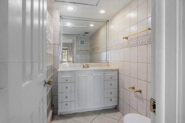 Bathroom, Interior, Recessed Lighting