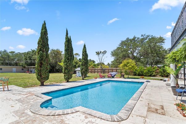 Exterior, Pool