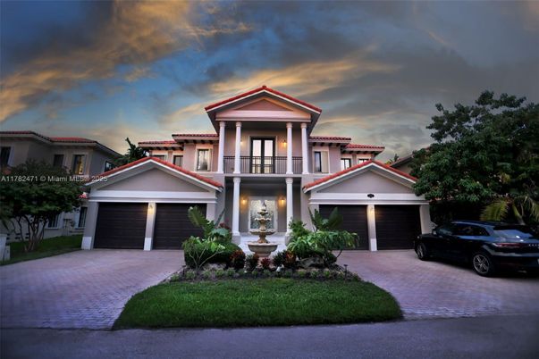 Attached, Exterior, Facade, Mediterranean