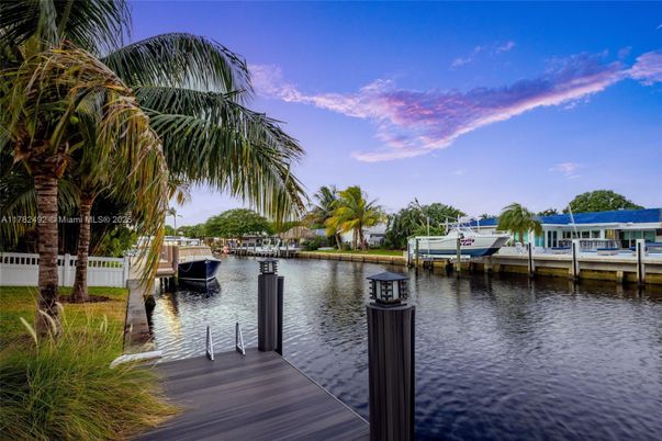 Exterior, Lake