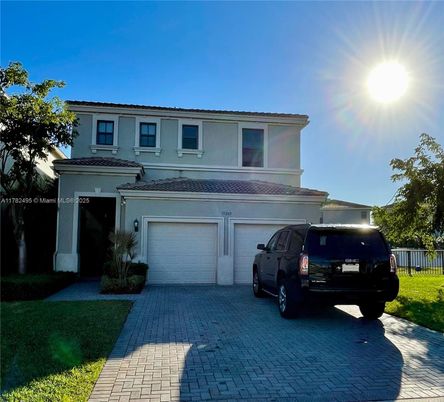 Attached, Exterior, Facade, Mediterranean