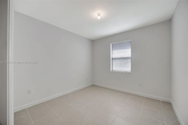 Empty room, Interior