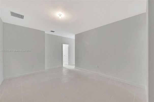 Empty room, Interior