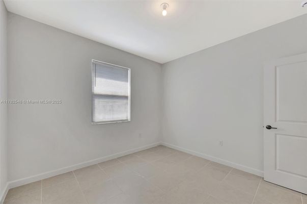 Empty room, Interior