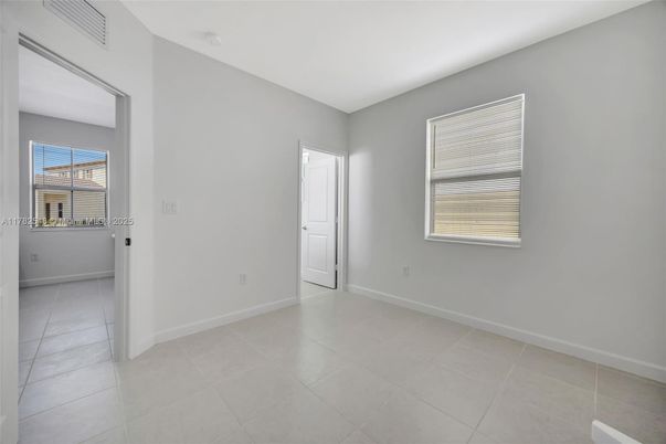 Empty room, Interior