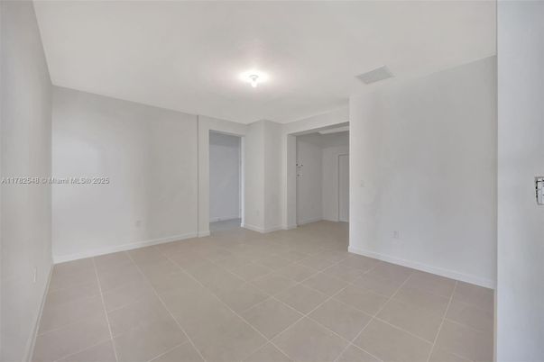 Empty room, Interior