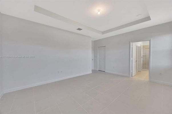 Empty room, Interior