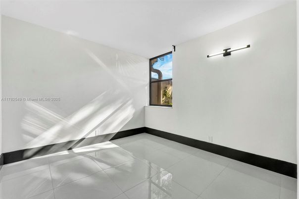 Empty room, Interior