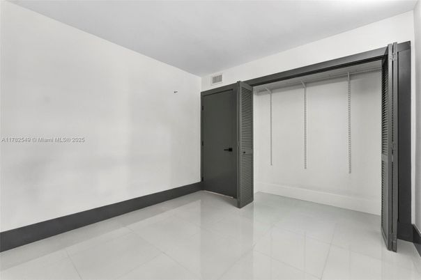 Empty room, Interior