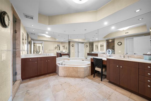 Bathroom, Dual Sink Vanities, Interior, Recessed Lighting
