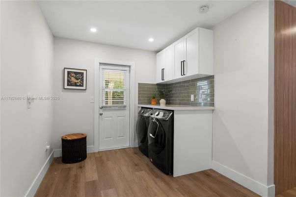 Interior, Recessed Lighting, Washer, Wood Texture Flooring