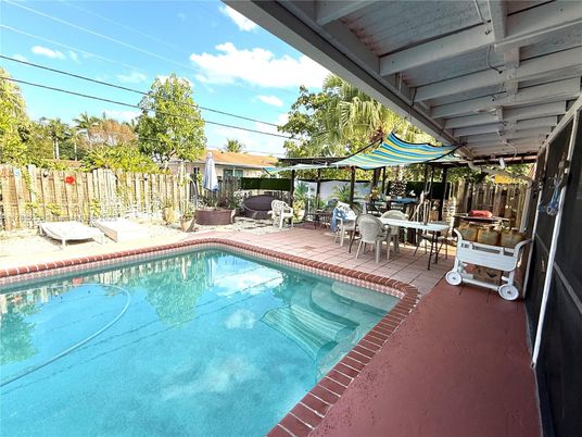 Exterior, Pool