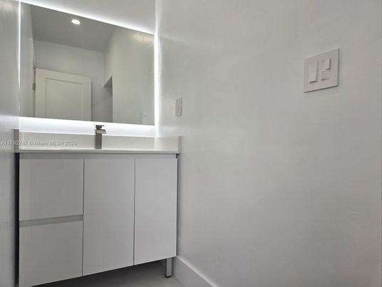 Bathroom, Interior, Recessed Lighting