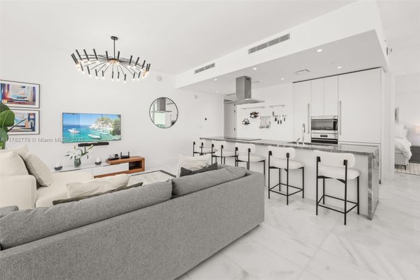 Interior, Kitchen, Living room, Pendant Lights, Recessed Lighting, Stainless Steel Appliances