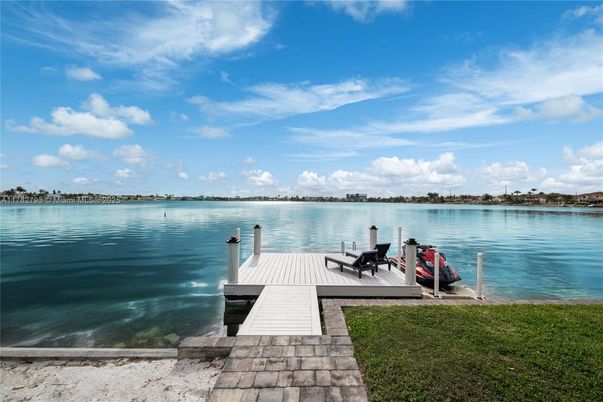 Exterior, Lake