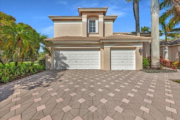 Attached, Exterior, Facade, Mediterranean