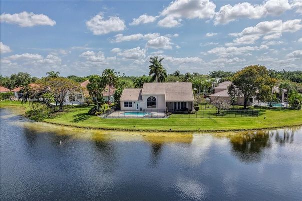 Exterior, Lake