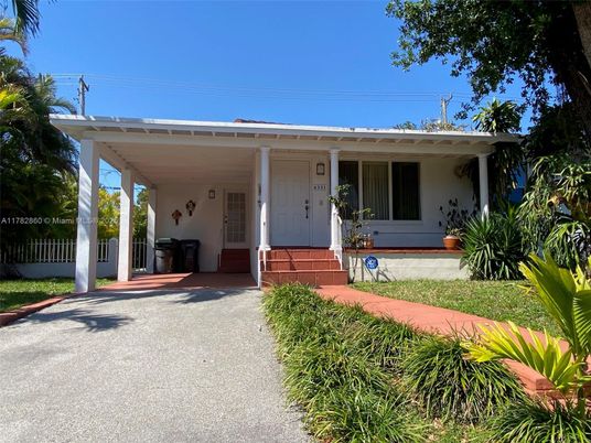 Exterior, Facade, Ranch
