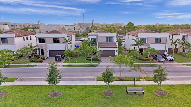Attached, Exterior, Facade, Mediterranean